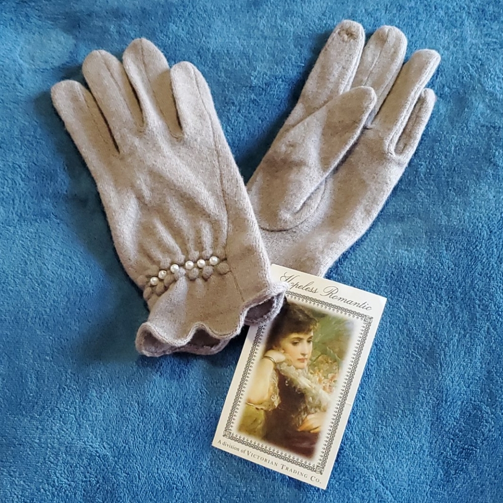 Hopeless Romantic Beige Gloves